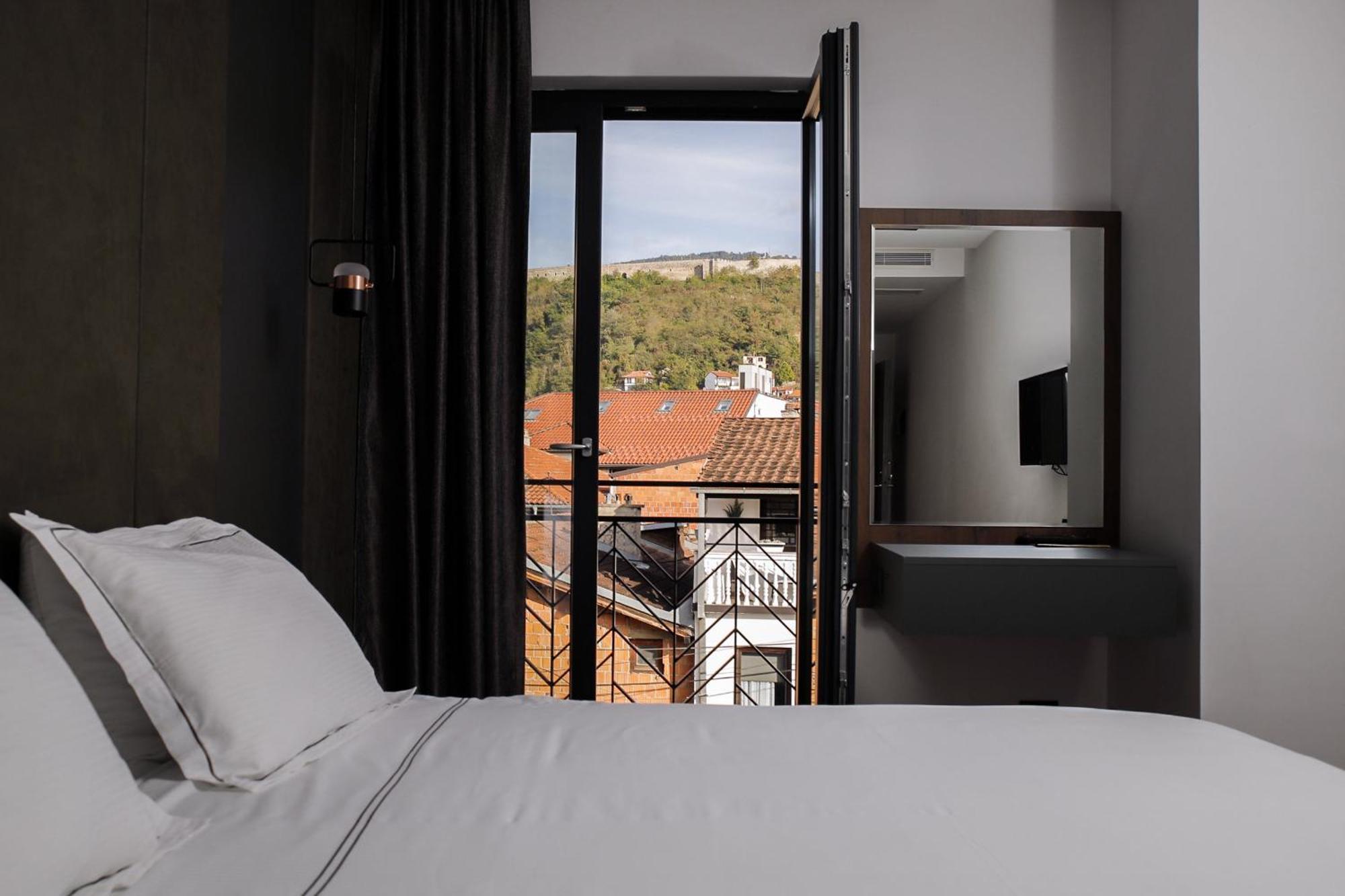 Triumf Hotel Призрен Экстерьер фото