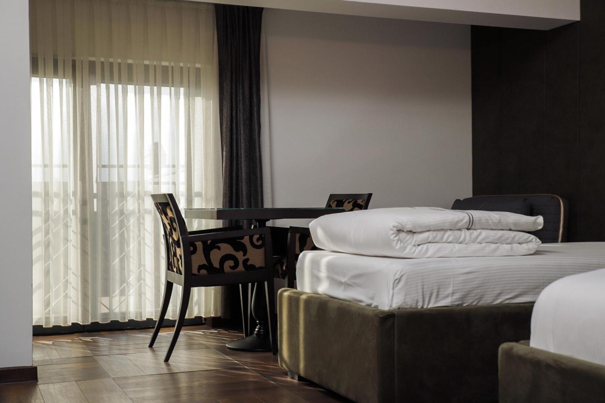 Triumf Hotel Призрен Экстерьер фото